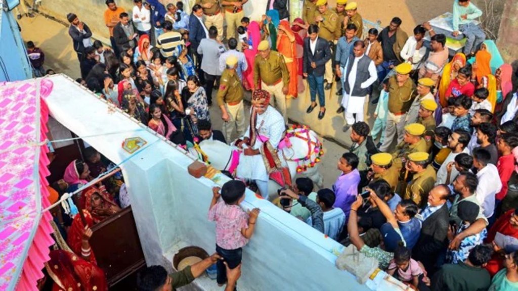 राजस्थान के अजमेर जिले में मंगलवार को शादी समारोह में सुरक्षाकर्मी। (Source: PTI)