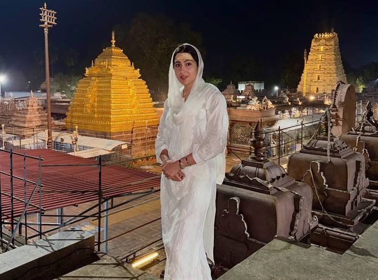 sara ali khan visits Srisailam Mallikarjuna Jyotirlinga Temple