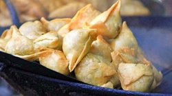 समोसे के अंदर मिली शेविंग ब्लेड…खाने के हैं शौकीन तो हो जाएं अलर्ट