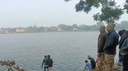 नाव पर बैठकर रील बना रहे थे 7 लड़के, देखते ही देखते पलट गई नौका, पानी में डूबे, नए साल पर छाया मातम