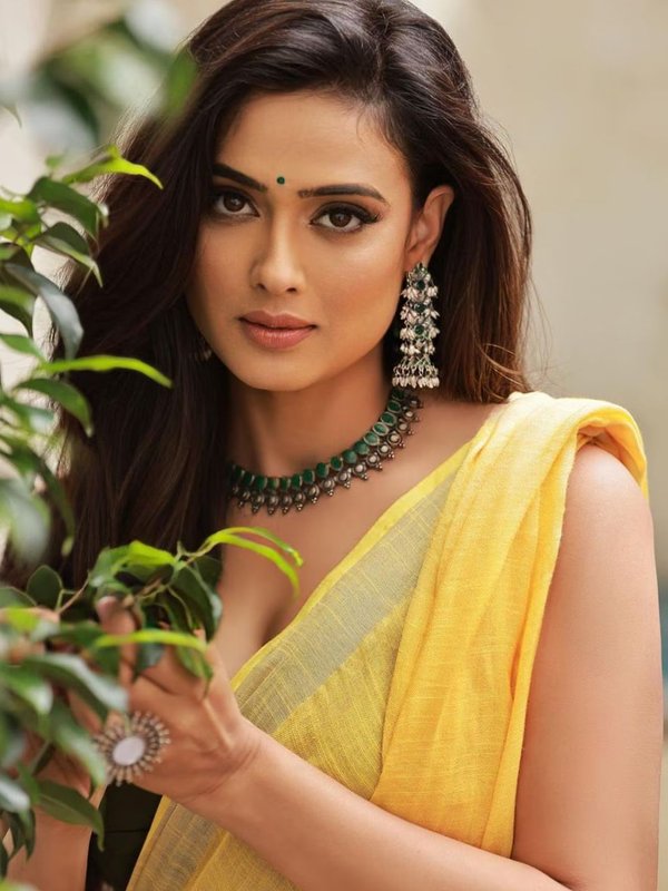 yellow outfit for basant panchami 2025