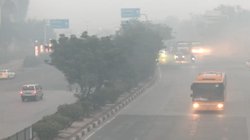 Delhi Weather: दिल्ली-NCR में घने कोहरे से विजिबिलिटी जीरो, फ्लाइट और ट्रेनों पर असर, आज और कल बारिश की भी संभावना