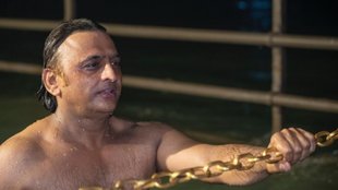 akhilesh yadav, akhilesh yadav holy dip in ganga haridwar,