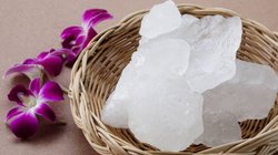 इन 4 चीजों की सफाई में मददगार है फिटकरी, जानें और ट्राई करके देखें