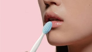 Does brushing your lips make your lips pinker