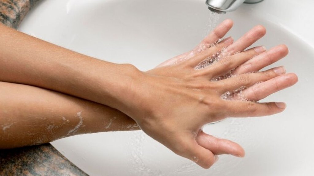 Dry cracked fingers in winter