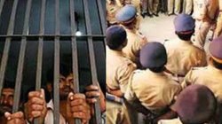 महाराष्ट्र के जेल में फर्श पर पड़ा था कैदी का एक जूता, सिपाही ने खोजकर निकाला दूसरा जोड़ा, चेक किया तो सब रह गए दंग, बदल गया माहौल