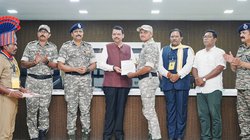 नार्थ गढ़चिरौली हुआ नक्सलवाद से मुक्त, 11 नक्सलियों ने CM फडणवीस के सामने किया सरेंडर