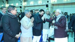 राजभवन में हुआ नीतीश-तेजस्वी का आमना-सामना, अभिवादन के लिए पकड़ा एक दूसरे का हाथ, लालू के ऑफर पर पूर्व डिप्टी CM ने कही बड़ी बात