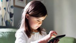 Blog: ऑनलाइन होती दुनिया के बीच गुम होते बच्चे, डिजिटल दौर में माता पिता रखें ध्यान