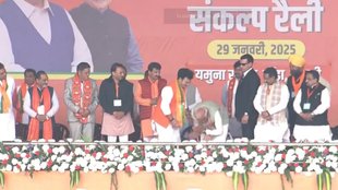Narendra Modi, pm modi touched Ravindra Negi feet,
