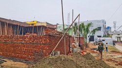 संभल हिंसा में पुलिस पर बरसाए थे ईंट-पत्थर, अब उन्हीं से हो रहा चौकी का निर्माण