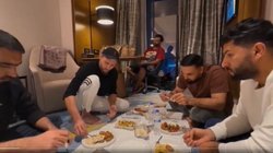 शाहिद अफरीदी ढाका में बांग्लादेशी क्रिकेटर्स संग खा रहे थे खाना, एक सवाल पर बांग्लादेशियों की ही कर दी गजब बेइज्जती