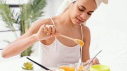 1 चम्मच शहद में मिलाकर चेहरे पर लगाएं ये बीज, कभी नहीं पड़ेगी किसी साबुन और क्रीम की जरूरत