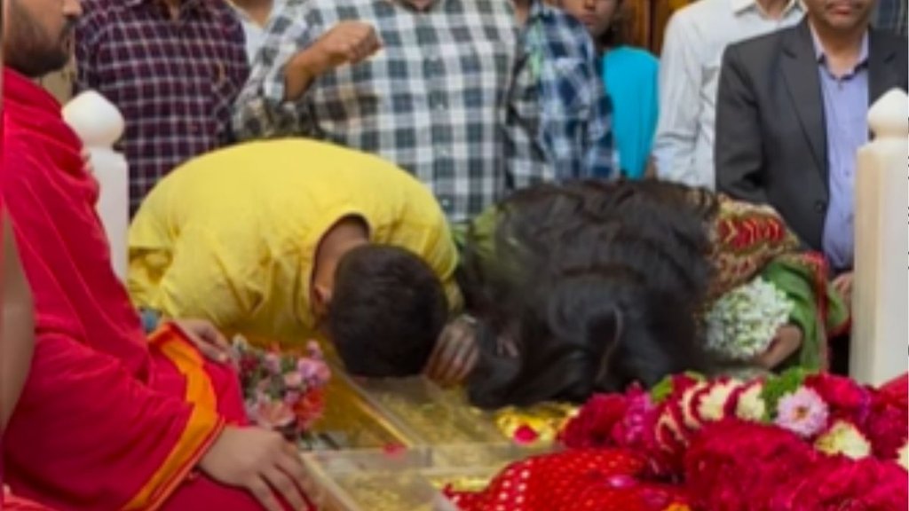 सूर्यकुमार यादव और उनकी पत्नी देविशा। (PC- shreesaibabasansthantrust)
