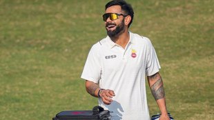 विराट कोहली रणजी ट्रॉफी मैच के अभ्यास के दौरान।