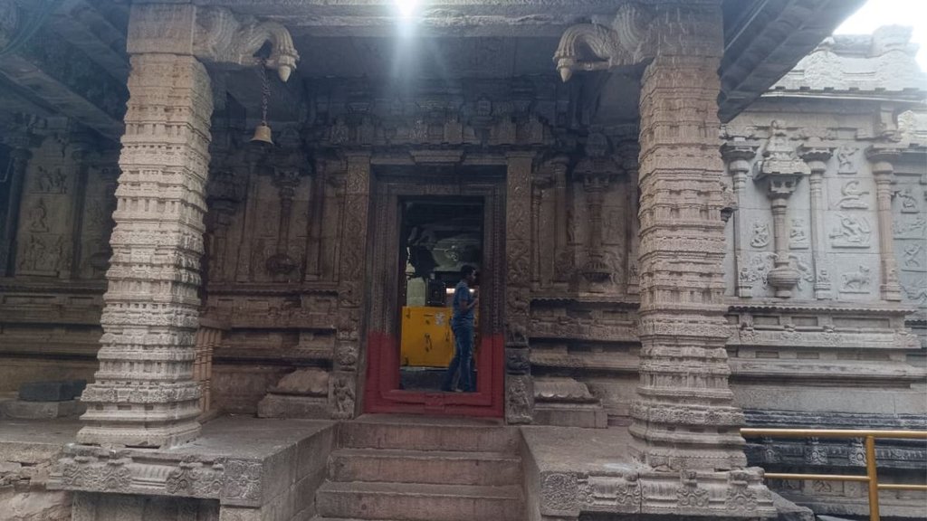 virupaksha temple| hampi temple| banana ban