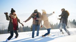 स्नोफॉल देखने जा रहे हैं तो बैग में रखकर निकलें ये 5 चीजें, गुलमर्ग हो या शिमला पड़ सकती है जरूरत