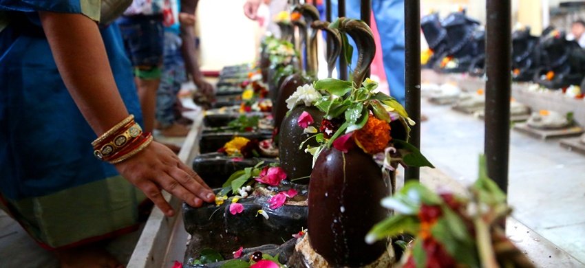 Proper Way to Offer Belpatra On Shivlinga