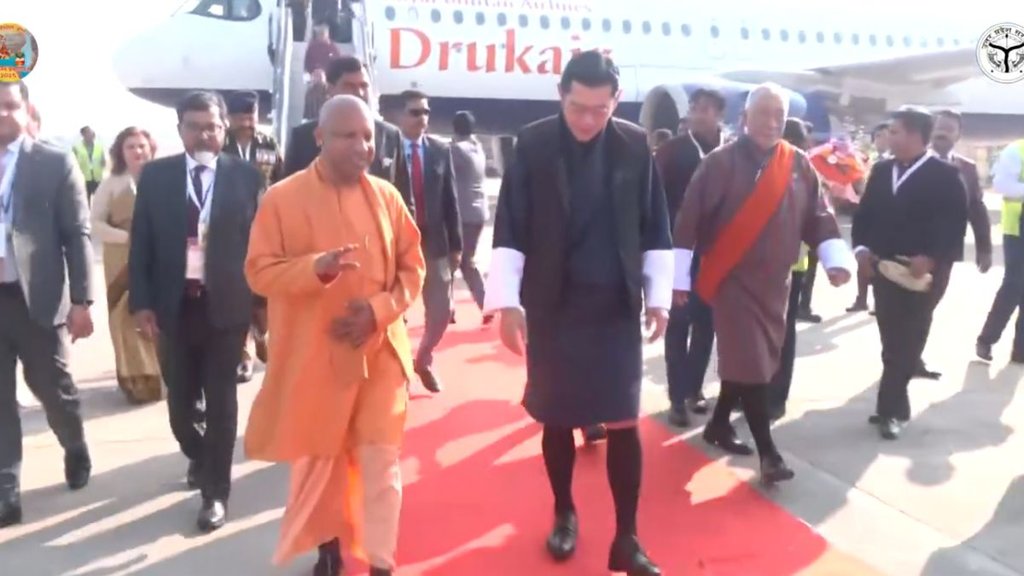 सोमवार को लखनऊ पहुंचने पर भूटान नरेश जिग्मे खेसर नामग्याल वांगचुक का एयरपोर्ट पर स्वागत करते सीएम योगी आदित्यनाथ। (फोटो-x.com/CMOfficeUP)