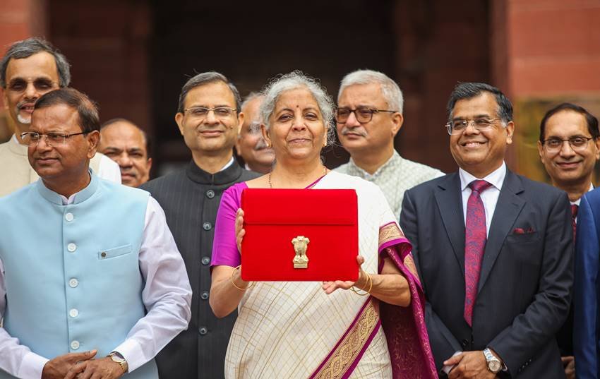 बता दें कि अभी 15 लाख से ज्यादा की इनकम पर 30 प्रतिशत टैक्स लगता है और इस बार टैक्सपेयर्स को उम्मीद है कि 25 प्रतिशत का नया टैक्स स्लैब पेश किया जा सकता है। (Photo: Indian Express) वित्त मंत्री निर्मला सीतारमण ने 7वीं बार बजट पेश करने के लिए पहनी ऑफ-व्हाइट साड़ी, देखें 2019 से अब तक के खास दिन का लुक