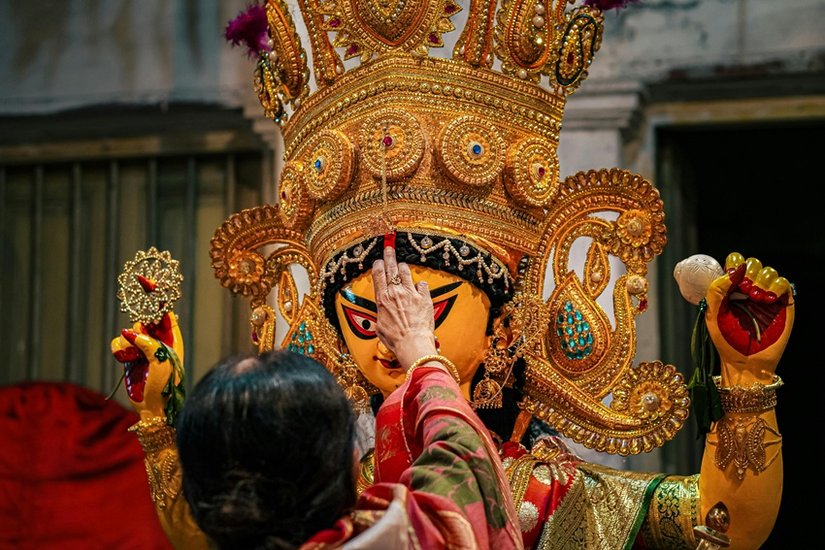 Should mantras be chanted during puja or not