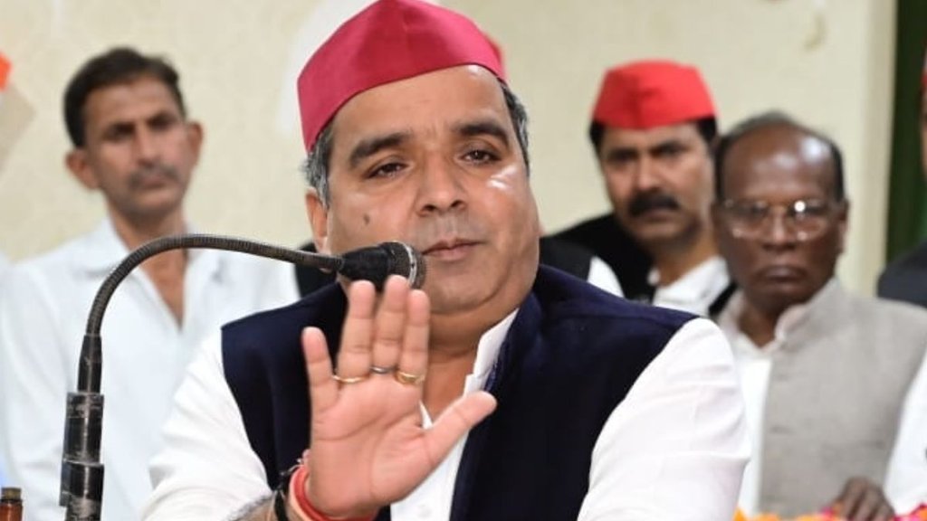 Dharmendra Yadav Prayagraj Mahakumbh 2025, Dharmendra Yadav holy dip Triveni Sangam, Dharmendra Yadav Ganga Snan Mahakumbh,