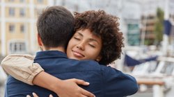 Happy Hug Day 2025 Wishes Images, Quotes, Status: गले लगे तो सुकून मिल जाए…हग डे पर पार्टनर को भेजें ये प्यार भरे मैसेज और Photos