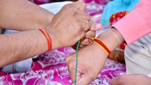 Kalawa Kaise Bandhein, Raksha Sutra Niyam, Raksha Sutra Bandhne ke Niyam, Raksha Sutra Kaise Bandhein, How to tie a Kalawa, Kalawa tying method, Kalawa binding technique, How to wear a Kalawa, Kalawa tying steps, kalawa tying for men, Kalawa tying for women
