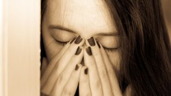 रिश्ते शर्मसार! पत्नी ने मांगा तलाक तो पति ने की ऐसी हरकत, झुक गया महिला का सिर, रोती बिलखती पहुंची थाने