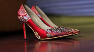 agra news, agra couple clash, Husband wife clash over high heel sandals