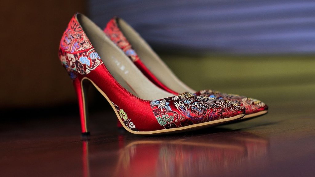 agra news, agra couple clash, Husband wife clash over high heel sandals