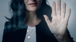 वैलेंटाइन डे पर किया प्रपोज, रिजेक्ट करने पर शख्स ने युवती को चाकू से गोदा, फिर फेंका तेजाब