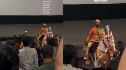 ‘छावा’ में विक्की कौशल के किरदार की तरह कपड़े पहने, फिर घोड़े पर सवार होकर थिएटर पहुंचा जबरा फैन, Viral Video देख यूजर्स दंग