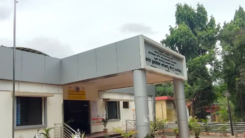 नर्स की इस लापरवाही से कर्नाटक के सरकारी अस्पतालों की व्यवस्था पर सवाल खड़े हो गए हैं। (प्रतीकात्मक तस्वीर) 