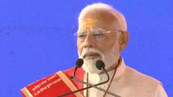 PM Modi in Bageshwar Dham: बागेश्वर धाम पहुंचे PM मोदी ने किया कैंसर अस्पताल का शिलान्यास, पंडित धीरेंद्र शास्त्री की तारीफ में कही ये बात
