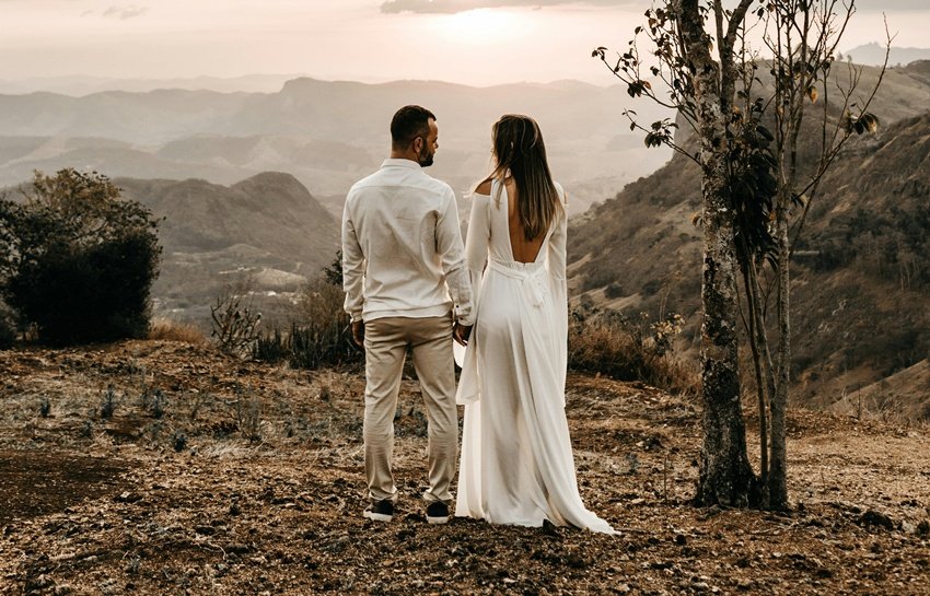 Can People live together in Qatar without marriage