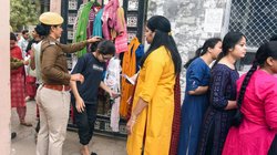 REET Exam Paper 2025: रीट परीक्षा के लिए कहीं उतरवाया जनेऊ तो कहीं काट दिए गए सूट के बटन, हंगामे के बीच हुआ पेपर