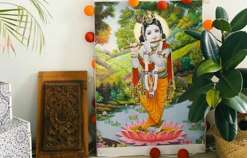 keeping laddu gopal at home