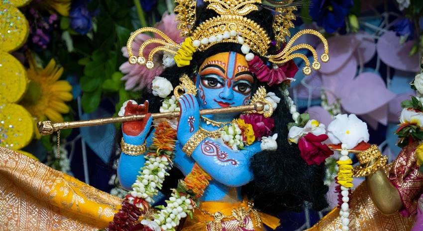 Keeping Laddu Gopal at home