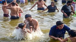 संपादकीय: संगम का पानी नहाने लायक नहीं, मानव और पशु मल-मूत्र से त्वचा रोग संबंधित बीमारी का खतरा