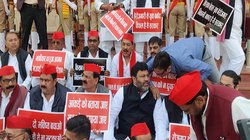 UP Assembly Budget Session: यूपी विधानसभा में अस्थि कलश लेकर पहुंचे सपा विधायक, योगी सरकार के खिलाफ प्रदर्शन की तैयारी में विपक्ष