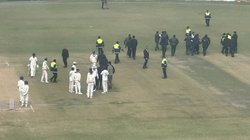 सुरक्षा में सेंध लगा मैदान में घुसे लोगों ने विराट कोहली से लगाई यह गुहार, 5 विकेट लेने वाले गेंदबाज ने बताया कितनी गंभीर थी घटना