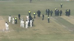 Ranji Trophy: विराट कोहली की सुरक्षा में लगी सेंध, 3 व्यक्ति ग्राउंड पर पहुंचे; फील्डिंग के दौरान घटी घटना