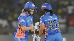 WPL 2025: मुंबई की बैटिंग फेल, हरमनप्रीत कौर की स्मृति मंधाना के क्लब में एंट्री; नट स्कीवर ब्रंट के नाम ये हुई उपलब्धि