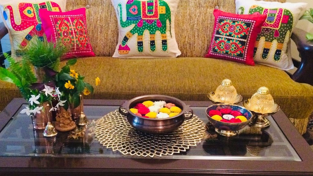 How to decorate living room center table