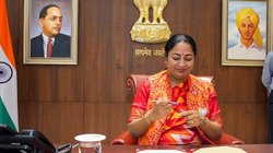 प्रचंड बहुमत के बाद CM ऑफिस में रेखा गुप्ता ने संभाल ली कुर्सी, फिर भी एक छाप छोड़ गए केजरीवाल और आतिशी