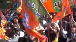 दिल्ली चुनाव नतीजों के बीच जश्न में डूबी BJP, ढोल पर नाच रहे समर्थक, मिठाई -पटाखों के बीच मन गई होली… देखें Viral Video