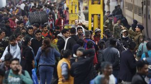 delhi platform Accident