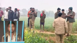 Gorakhpur Murder: ट्रिपल मर्डर से थर्राया गोरखपुर, शख्स ने खेत में दौड़ाकर दादा- दादी सहित 3 को कुदाल से काटा, लाशों को सड़क पर रख वहीं बैठा रहा